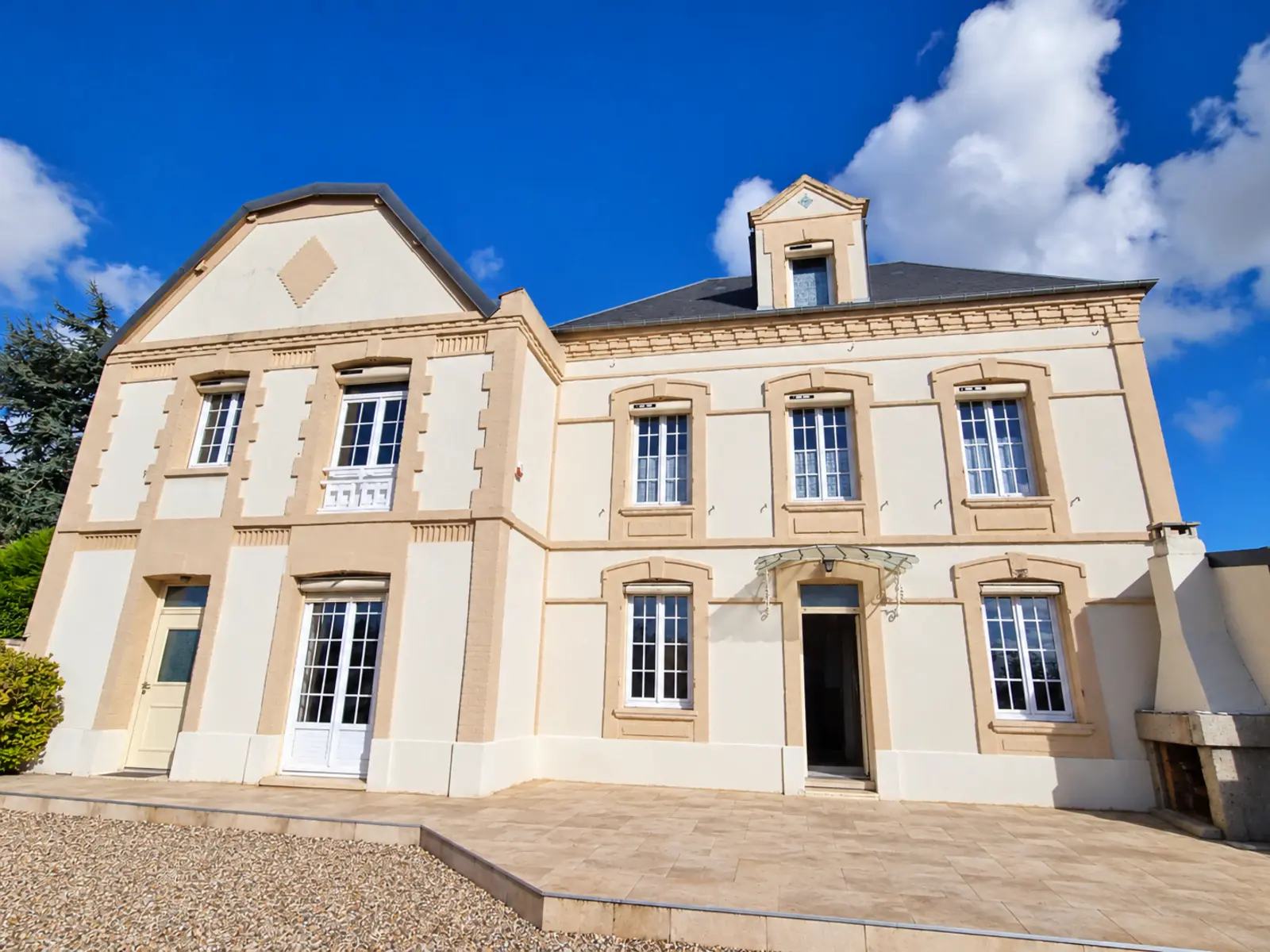 Façade complete avec des volets solaires