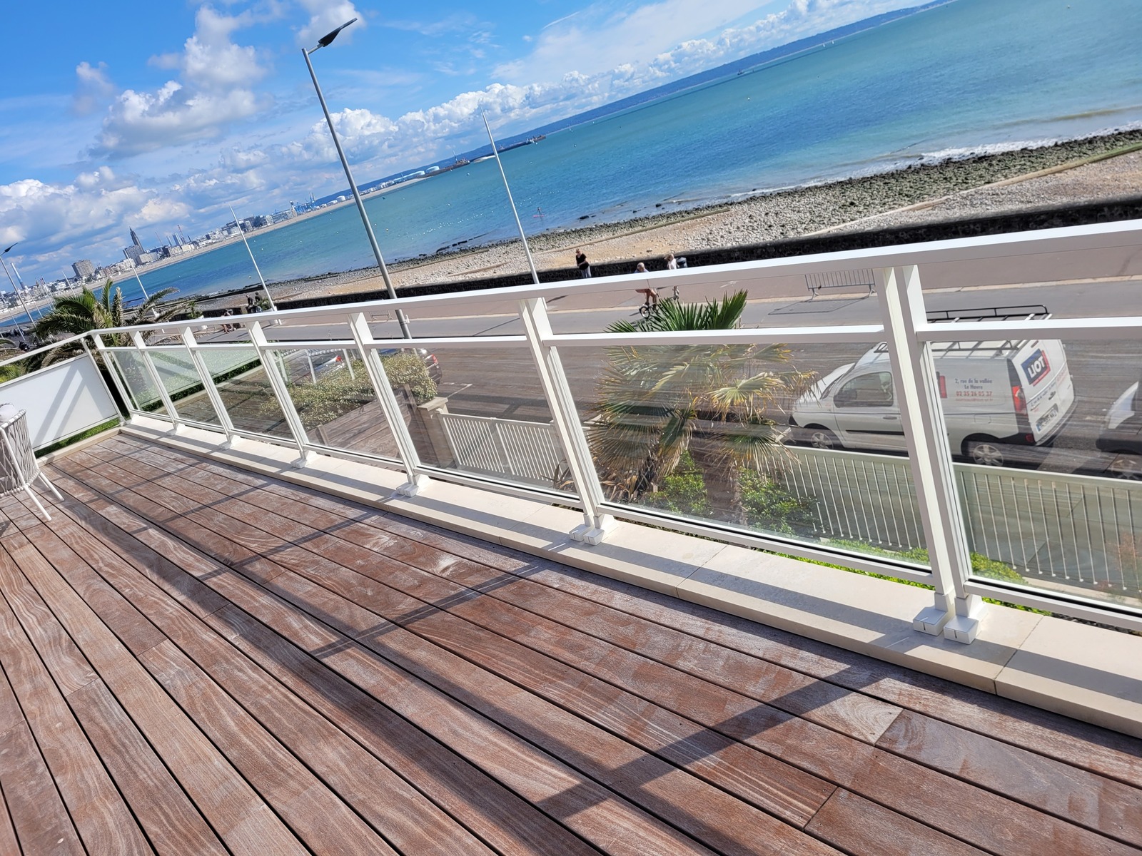 garde corps en verre pour protéger un balcon en bord de mer