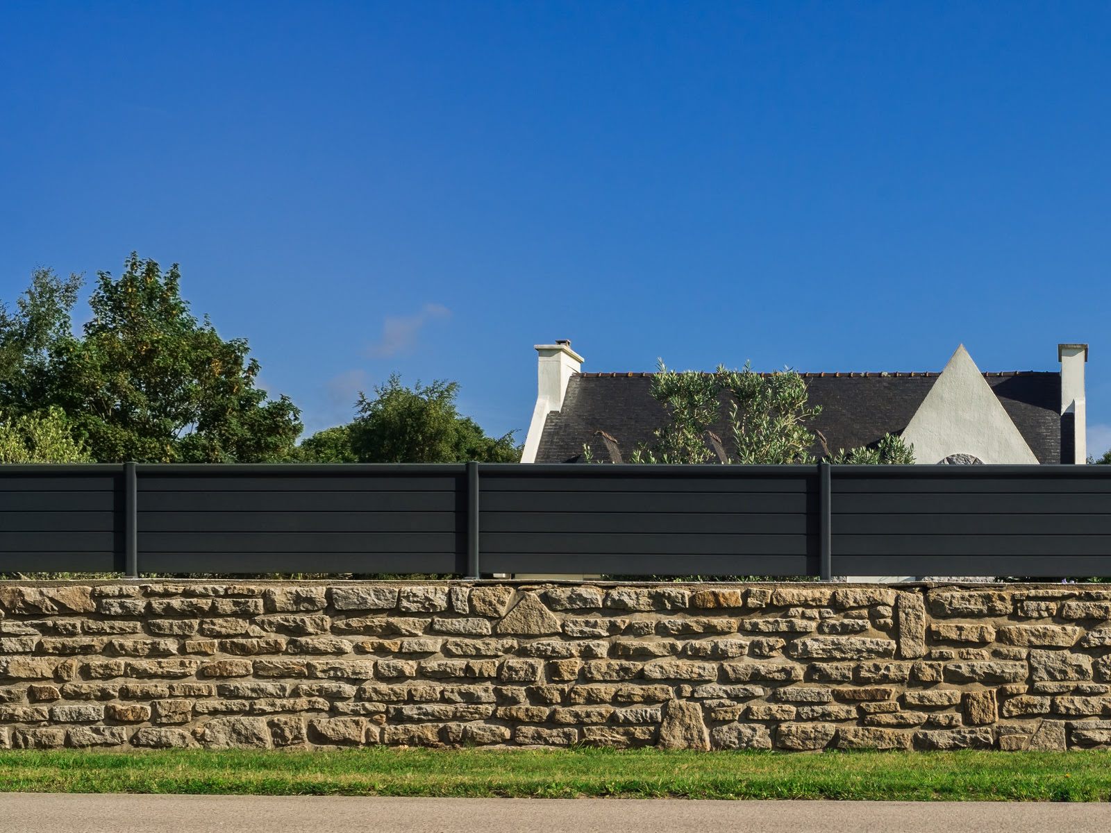 Modèle de clôture aluminium sur un muret en pierre