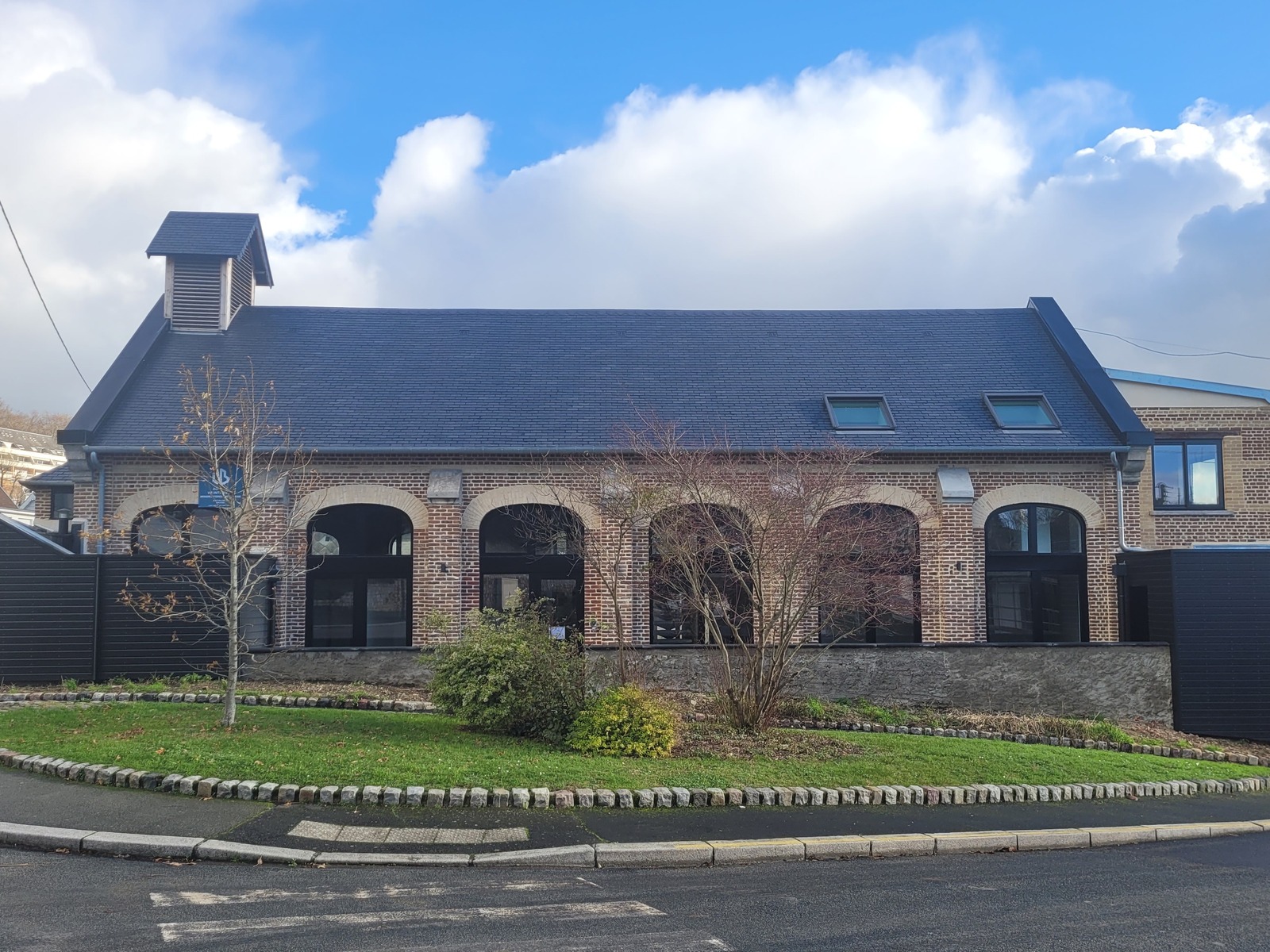 Rénovation avec des fenêtres en alu noir