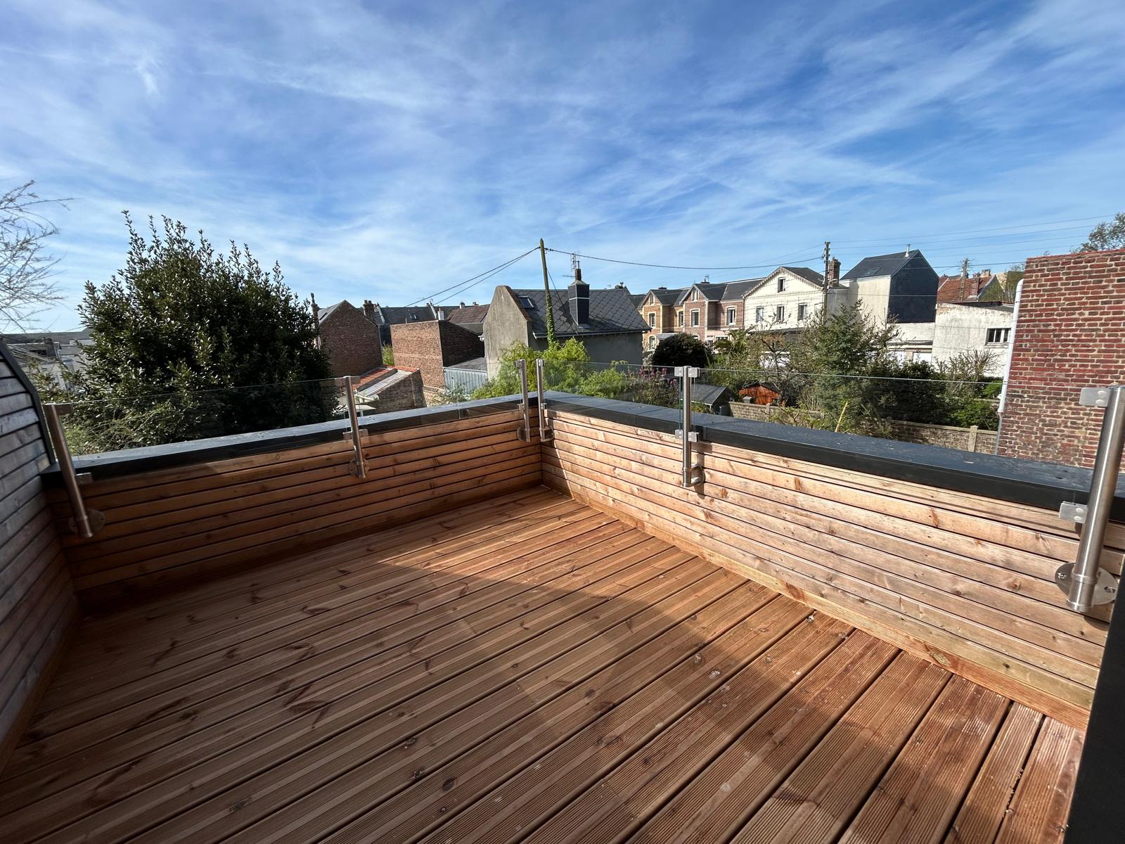garde corps en verre sur une terrasse bois