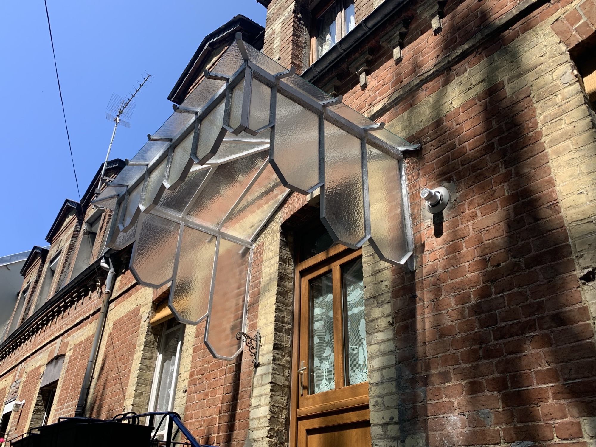 marquise sur porte d'entrée